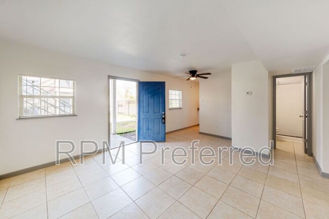 Building Photo - 1800 N Wayside Dr