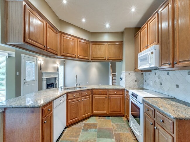 Building Photo - 1319 Park Wind Dr