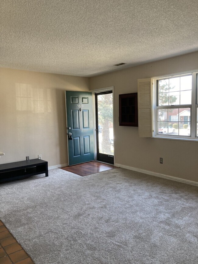 Living Room - 1618 Thrush Ter