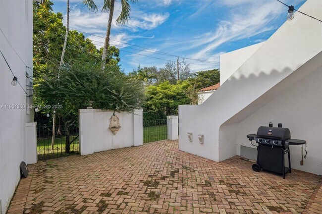 Building Photo - 3002 Segovia St