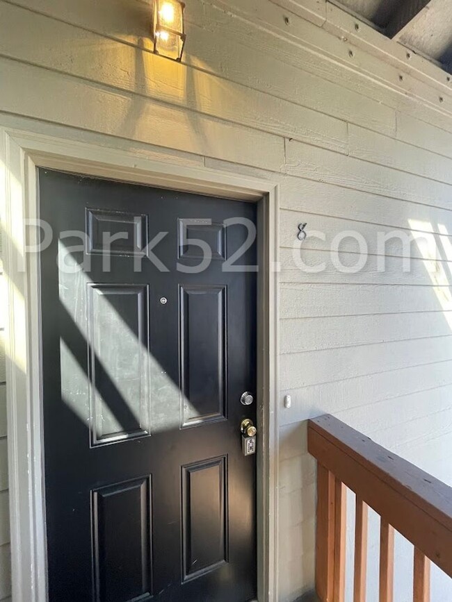 Building Photo - 2 Bedroom 1 Bathroom Upper Level Apartment...
