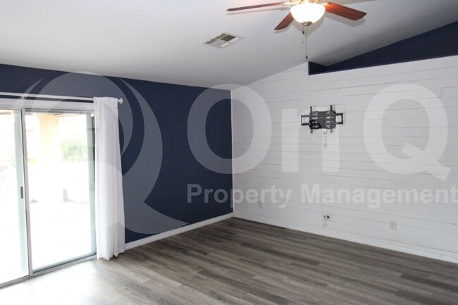 Building Photo - 4567 E Meadow Land Dr