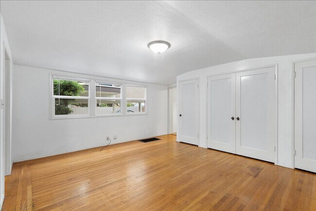 Building Photo - 2148 Santa Clara Ave