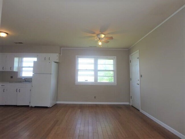 Building Photo - Nice 3 Bedroom Country House!