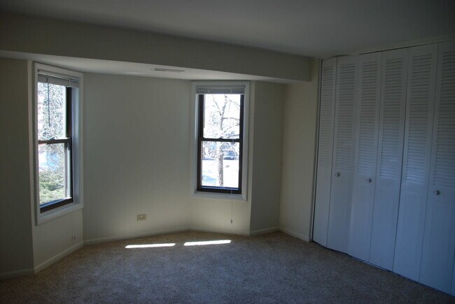 Building Photo - 2216 Country Club Dr