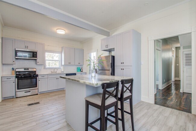Building Photo - 3304 Avenue Q