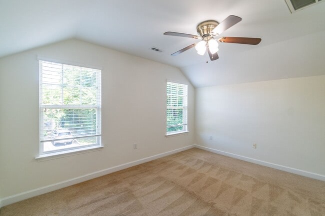 Building Photo - Charming End-Unit Townhome with Prime Loca...