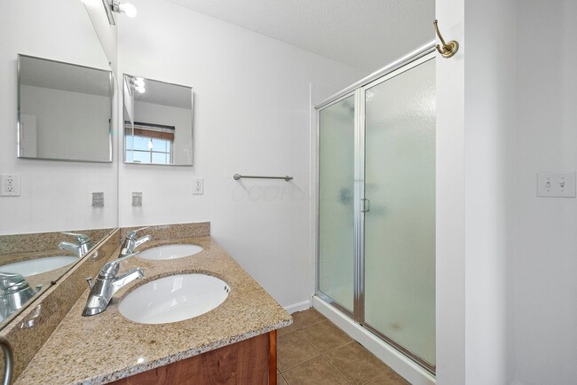 Building Photo - 4035 Redroyal Ave