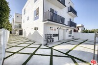 Building Photo - 6021 1/2 Romaine St