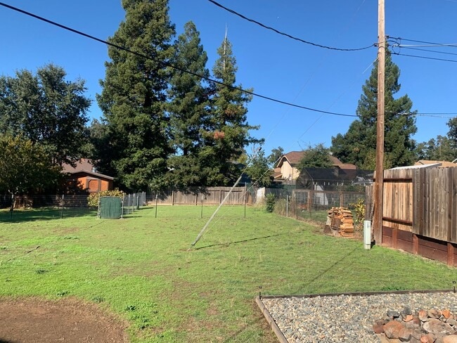Building Photo - 3 bedroom 2 bath home with HUGE yard in Orangevale