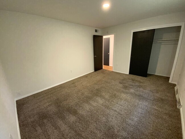 Building Photo - 409-411 Brewer Dr