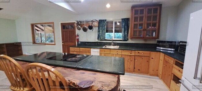 Building Photo - Sun drenched Sanctuary in the heart of the Redwoods minutes from Town