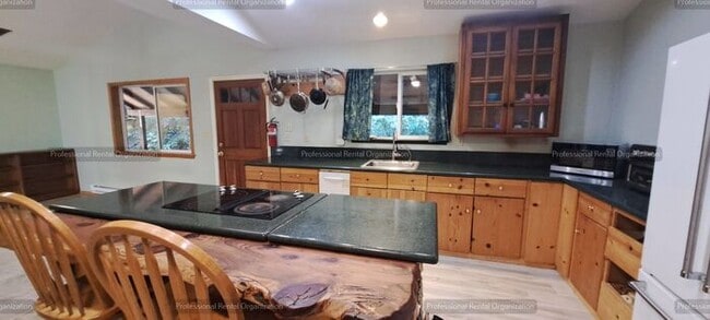 Building Photo - Sunlit Sanctuary in the Redwoods