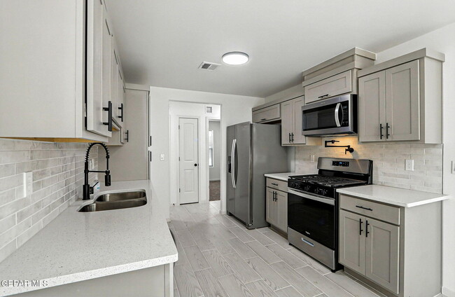 Building Photo - 941 Sandhurst Pl