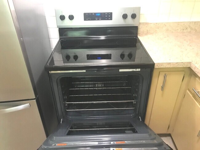 Building Photo - 725 Busse Hwy