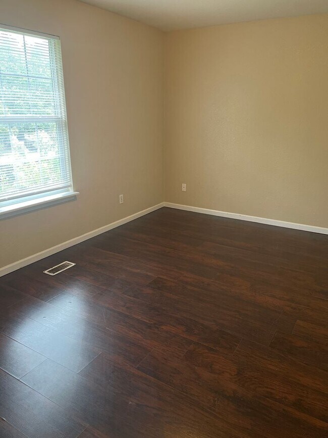 Building Photo - 725 Demaret Dr