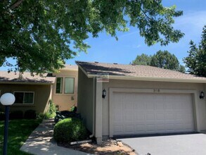 Building Photo - Awesome Townhome - right on the golf course!