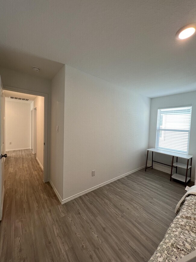 Building Photo - 8523 Grosbeak Cv