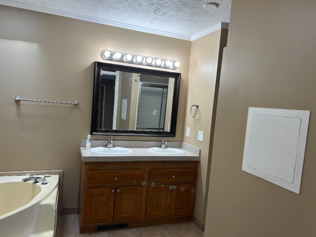 Building Photo - 420 Decker St