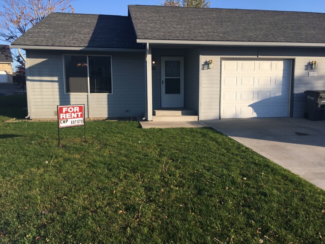 Building Photo - Your Terrace Heights Retreat- Spacious com...