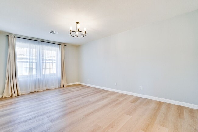 Building Photo - Beautiful 2 Bed 2 Bath End Unit Townhome in Communication Hills!