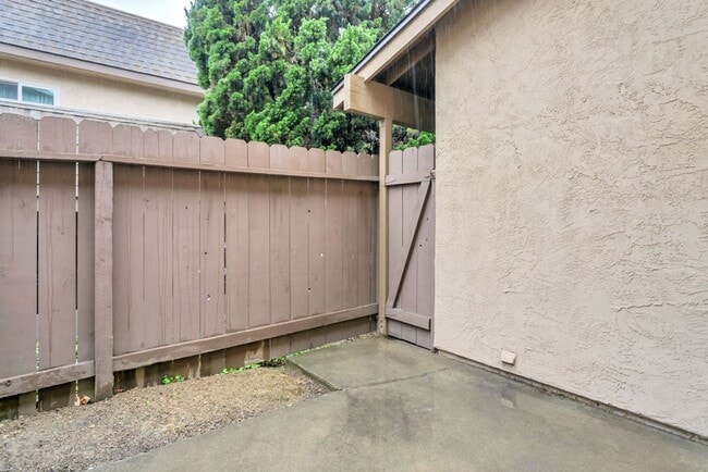 Building Photo - Great Three bedroom in UTC!  Available now!