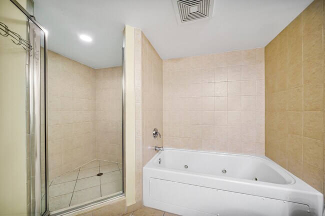 Building Photo - 16699 Collins Ave