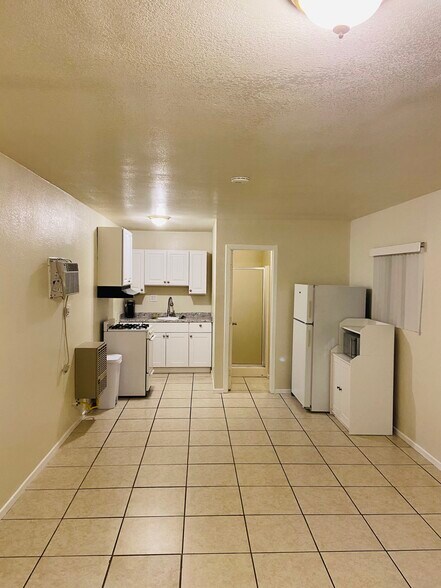 Building Photo - 4014 N Foxdale Ave