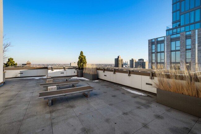 Building Photo - 389 E 89th St