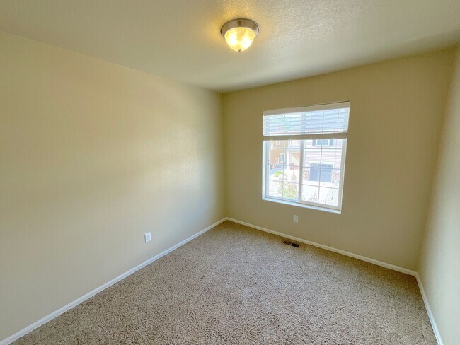 Building Photo - 3 Bedroom Townhome Available Near Hancock ...