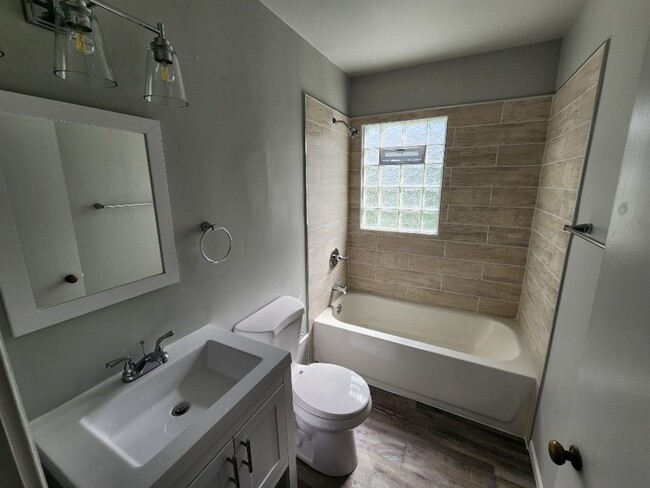 Building Photo - Newly Remodeled 4 bed 1 bath in Pleasant R...