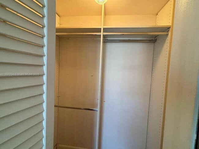 Building Photo - 825 Brickell Bay Dr