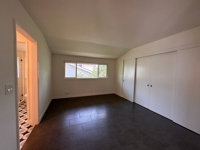 Building Photo - 421 Larry Ln
