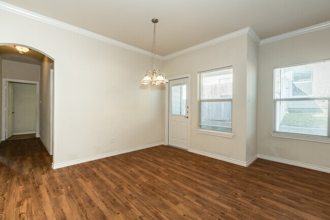 Building Photo - Great 3 bed/2 bath Home Backing onto Holland Park Recreation Area/Trail!!