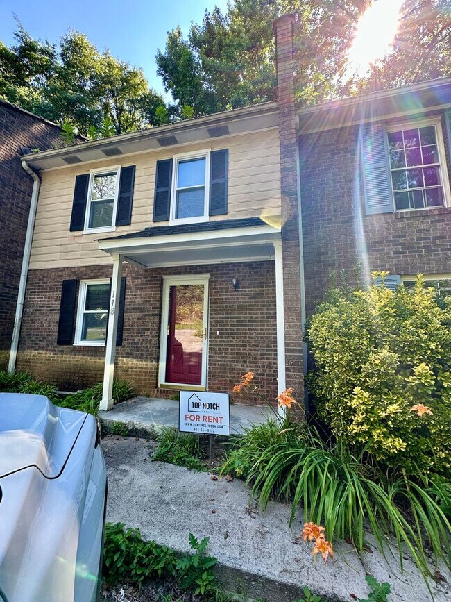 Building Photo - 2 BEDROOM/ 1.5 BATHROOM TOWNHOME-WALKING D...