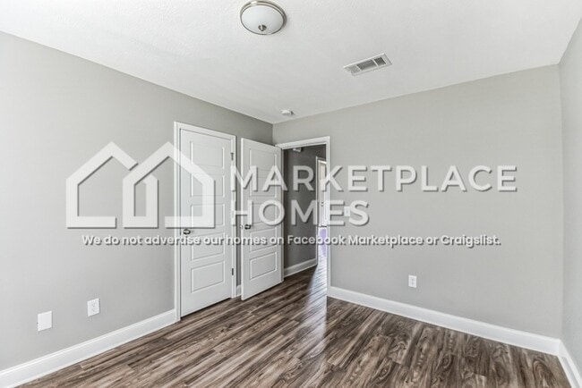 Building Photo - 701 Silver Bnd