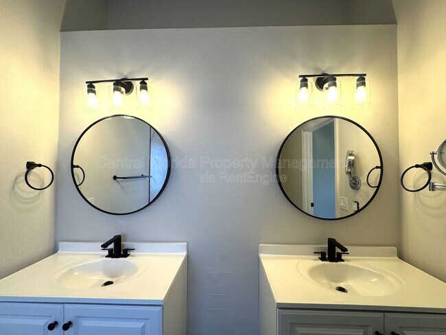 Building Photo - 402 Lark Ct