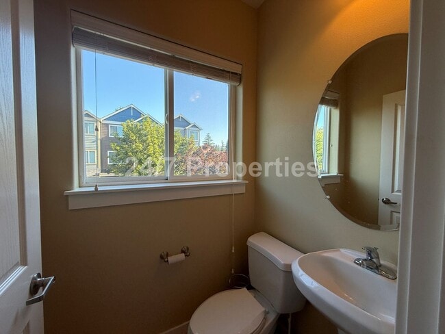 Building Photo - Cozy and Spacious Townhome w/ Deck & Balco...