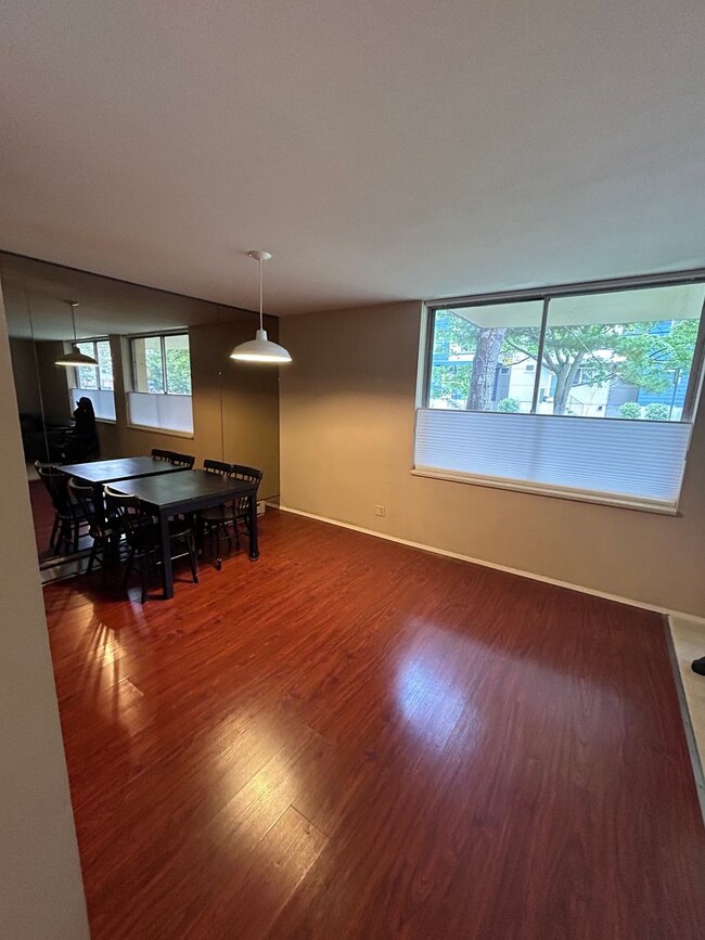 Building Photo - Fantastic 2 Bed 2 Bath Condo in the U Dist...