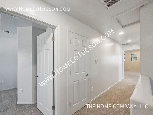 Building Photo - 5749 E Bellow Ln