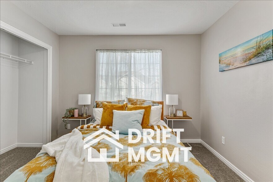 Building Photo - 184 E Rideout Hall Ln