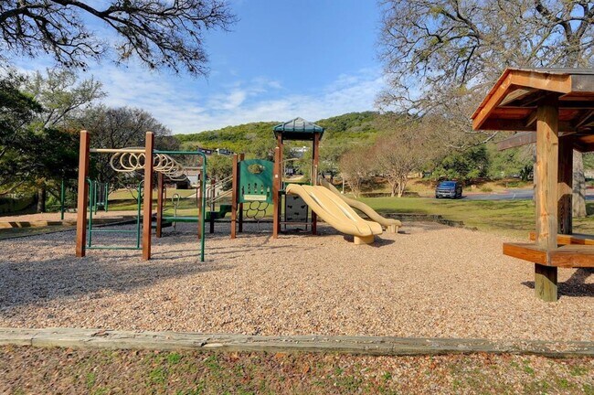 Building Photo - 7211 Lakewood Dr