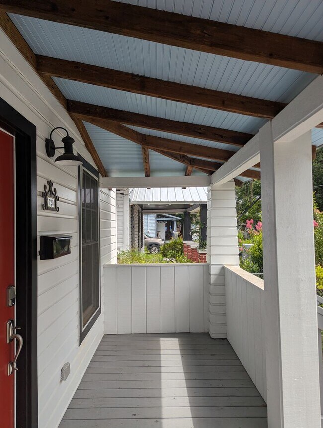 Building Photo - Stunning Fully Renovated 3-Bedroom, 2-Bathroom Cottage-Style Home