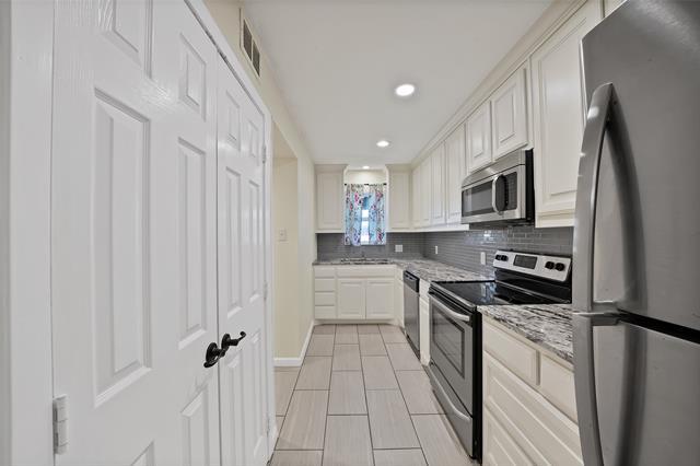 Building Photo - 2303 Park Hill Dr