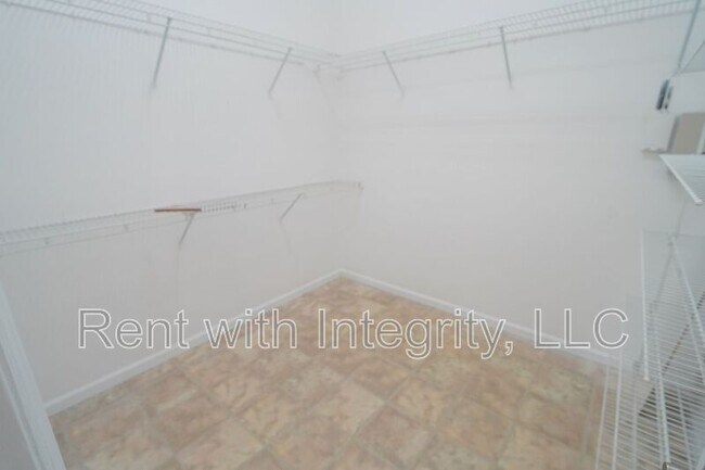 Building Photo - 1908 Wagon Wheel Cir E