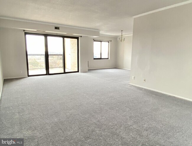 Building Photo - 205 Yoakum Pkwy