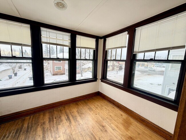 Building Photo - 2 Bedroom w/ Garage Option - AVAILABLE APRIL 24TH!