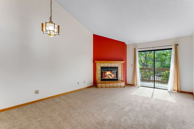 Building Photo - Cozy Condo in Convenient Location with Mou...