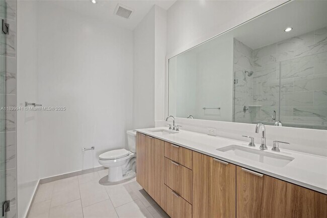 Building Photo - 2150 N Bayshore Dr