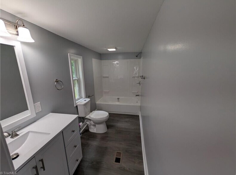 Building Photo - 344 Wilshire Dr